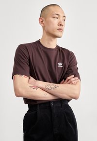 adidas Originals TREFOIL ESSENTIALS - Marškinėliai su spaudiniu - shadow brown