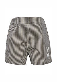Randiga badshorts i marinblått och krämvitt med resårmidja. Har subtila reflexer i form av chevron på sidan.