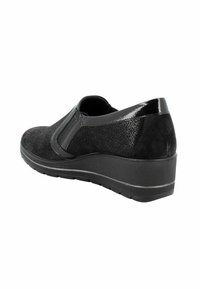 Scarpe con zeppa nera con una superficie testurizzata, dotate di accenti lucidi e pannelli laterali elastici per una facile calzata.
