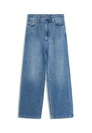 Jean bleu taille haute à jambes droites avec poches avant, passants pour ceinture et détails de coutures horizontales sur les jambes.