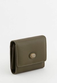 Cartera texturizada de color verde oliva con un diseño plegado, que cuenta con un cierre de hardware circular en tono dorado y detalles de costura.