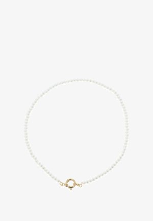 Collar de perlas blancas con un cierre de metal en tono dorado, con cuentas esféricas uniformes y una textura suave. Diseño y acabado clásicos.