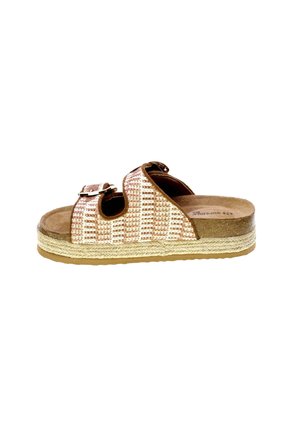 Sandalo a righe marroni e beige con punta aperta, due cinturini regolabili con fibbia e suola intrecciata in stile espadrillas.