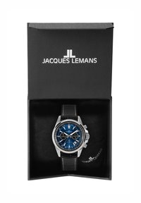 Ett armbandsur i rostfritt stål med blå urtavla, svart läderarmband, silverdetaljer och kronograffunktioner, presenterat i en svart låda.