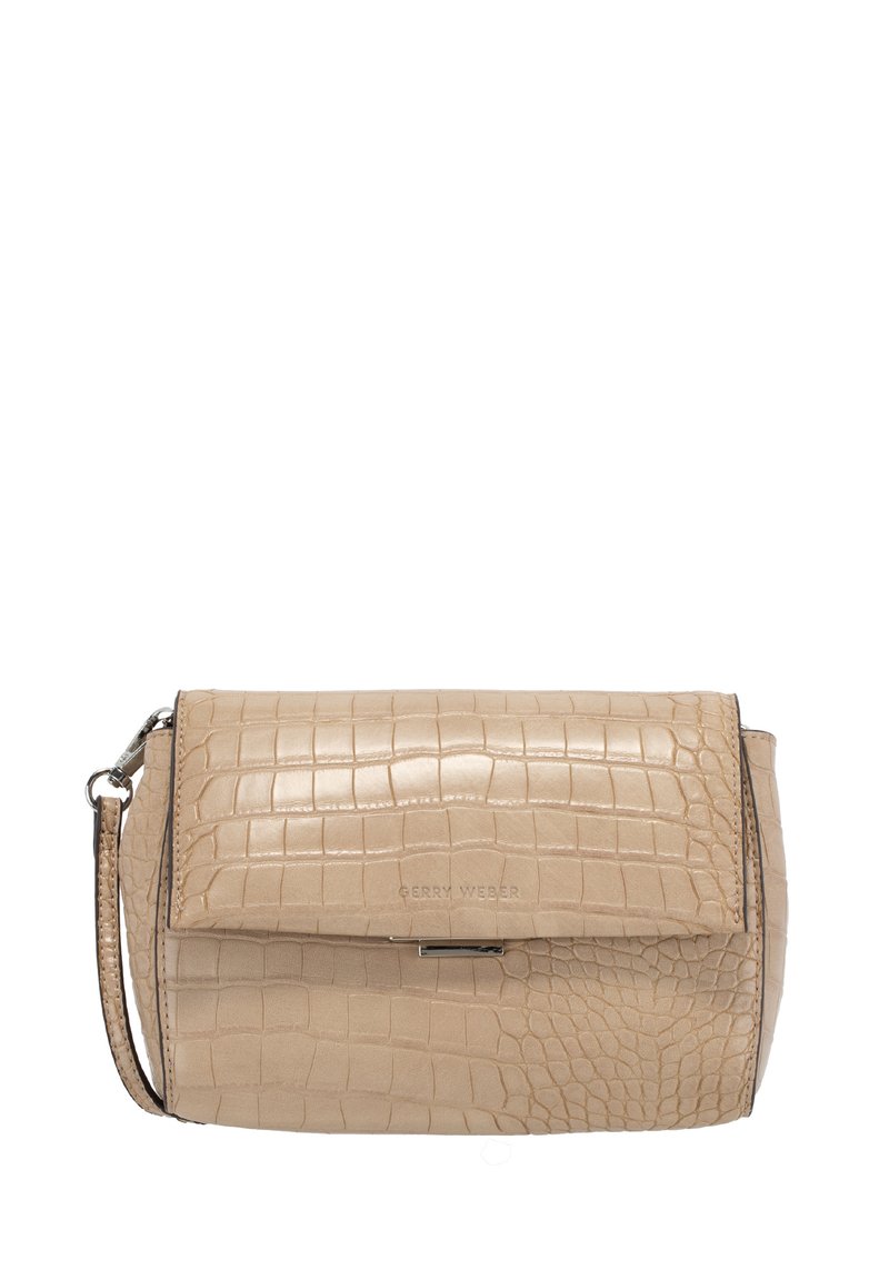 Borsa in ecopelle beige effetto coccodrillo con chiusura a patta, finiture in argento e tracolla removibile. Forma rettangolare compatta.