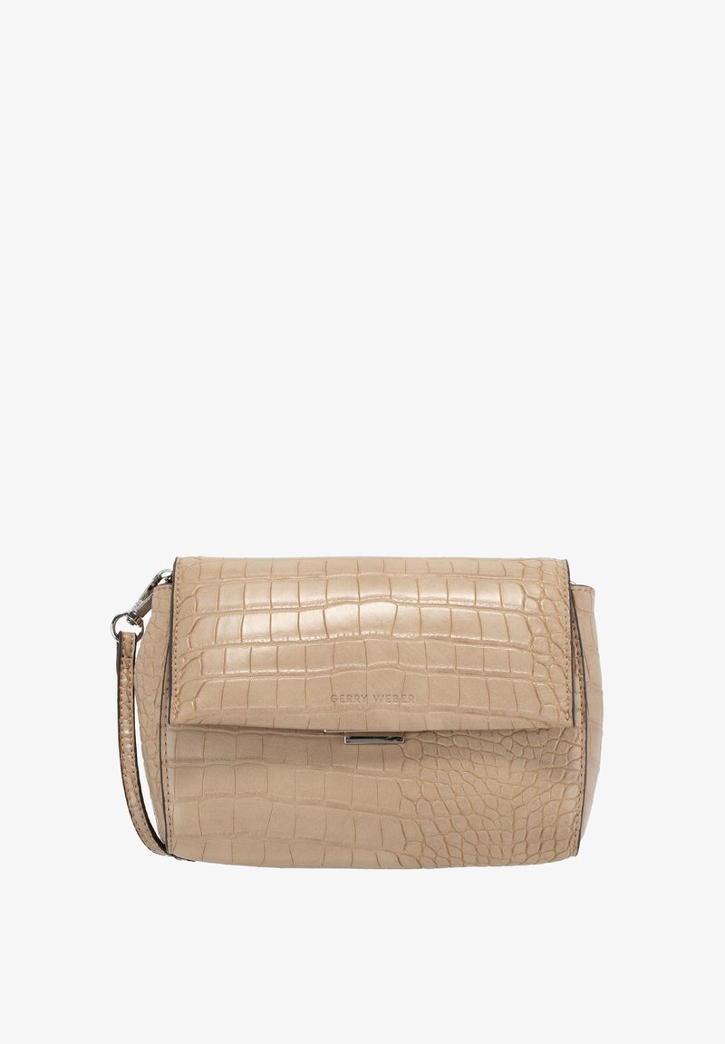 Beige faux-krokodille læder håndtaske med klaplukning, sølv detaljer og en aftagelig rem. Kompakt rektangulær form.