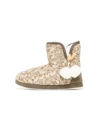 Zapatilla de punto beige con un patrón de trenzas, suave forro de piel blanca y un acento de pompón. Presenta una suela y ribete de ante gris.