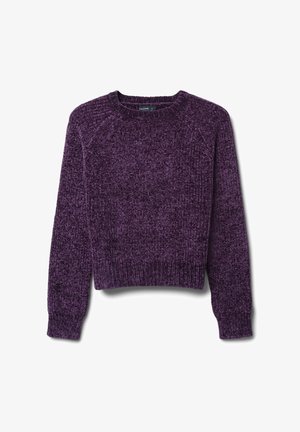 Pull cropped violet en maille texturée. Il présente un col rond, des poignets et un ourlet côtelés, avec une coupe décontractée et des manches raglan.