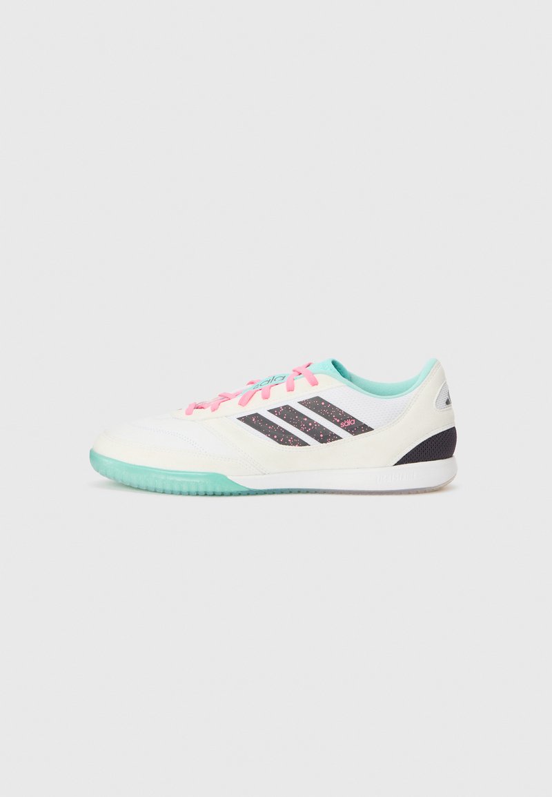 Shoe atlético branco com sola verde menta, atacadores rosa e três riscas pretas com um padrão salpicado. Apresenta malha respirável e acentos texturizados.