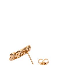 Cercei cu ținte din metal cu ton auriu, cu design floral decupat și închizătoare separată tip fluture, pe fundal alb.