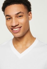 Esprit V-NECK REGULAR FIT - T-shirt basique - white