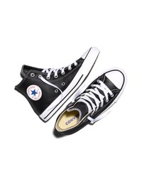 Schwarze Converse High-Top-Sneaker mit weißen Schnürsenkeln, Gummisohlen und dem Converse All Star-Logo am Knöchel.