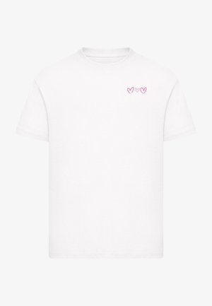 Hvid bomulds-T-shirt med rund halsudskæring og korte ærmer. Har tre små pink hjerte-motiver på venstre brystområde.