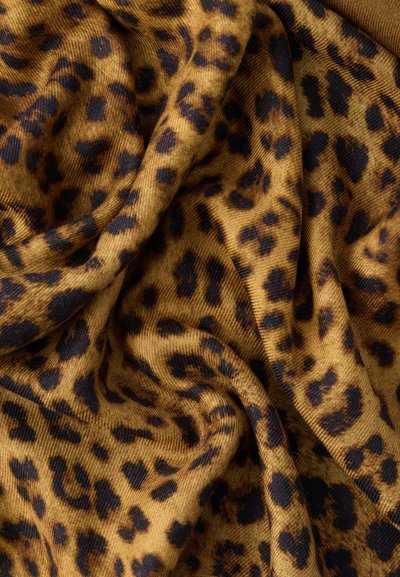 Ύφασμα με καφέ και μαύρο σχέδιο λεοπάρ, με απαλές πτυχές και ορατή υφή.