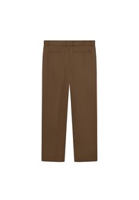 Barna, testre szabott nadrág egyenes lábbal, két hátsó zsebbel és sima szövet textúrával. Nincs látható fémalkatrész vagy minta.