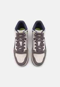 High-Top-Sneaker mit grauem Wildleder- und weißem Lederäußeren, dunkelblauen Akzenten, runden Schnürsenkeln und einem perforierten Zehendesign.