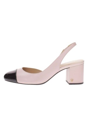 Zapato de tacón con correa en el talón para mujer, cuerpo rosa claro, puntera de charol negro, tacón ancho y pequeño logo dorado en el talón.