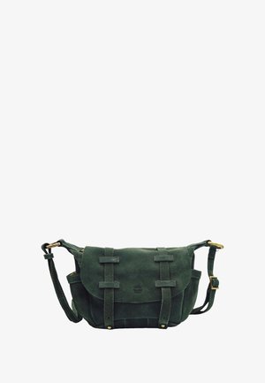 Sac à bandoulière en daim vert foncé avec sangle réglable, fermeture à rabat et sangles décoratives. Comprend des accents en métal doré.