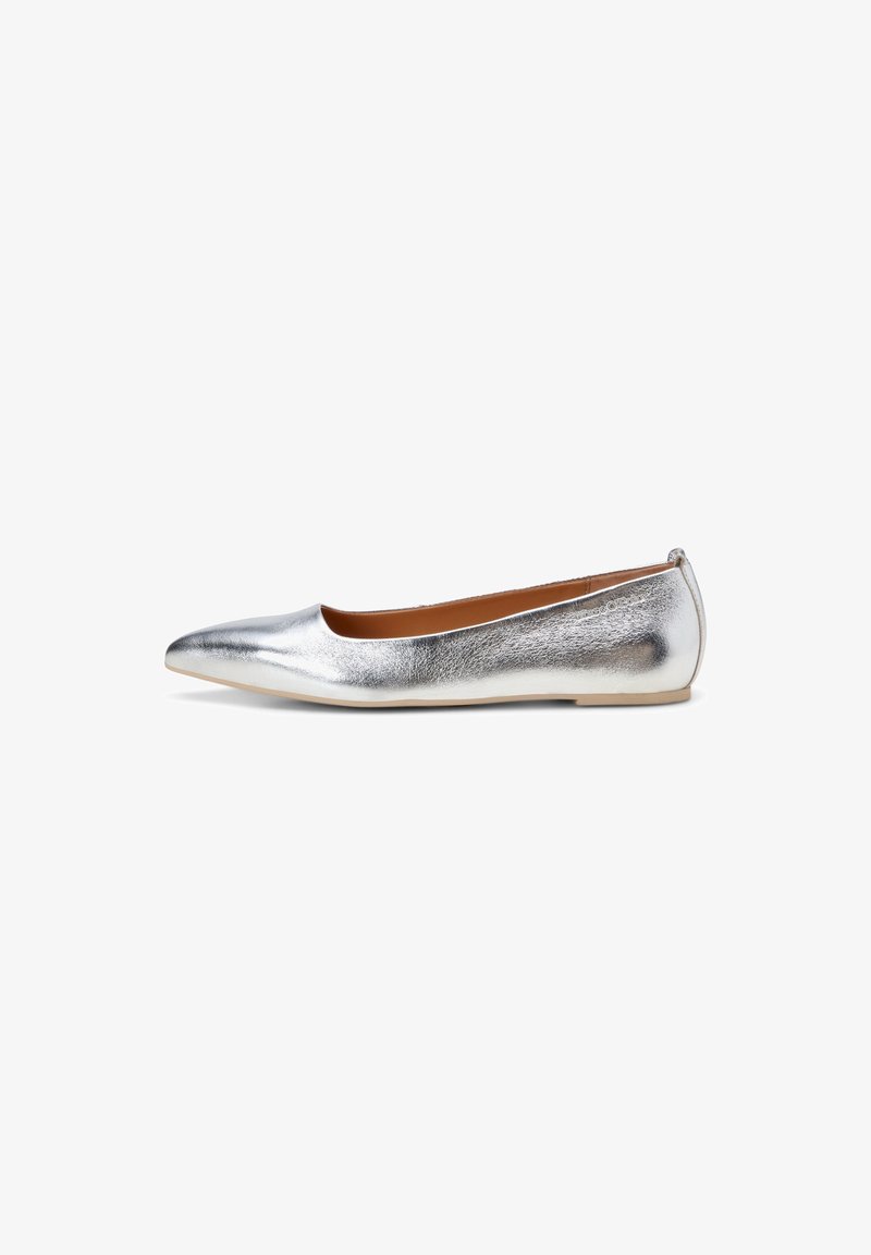 Chaussure plate métallique argentée à bout pointu avec un petit talon et une semelle beige, vue de côté sur fond blanc.