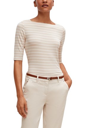 Beige gestreiftes Oberteil mit Drei-Viertel-Ärmeln, Bootsausschnitt und weichem Stoff. Kombiniert mit hellbeigen Hosen und einem braunen Gürtel.