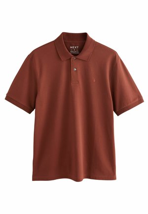 Moška polo majica v rjavi barvi, izdelana iz bombaža z mehko teksturo. Ima klasičen ovratnik, dvonamensko odprtino z gumbi in izvezeno logotip na prsih.