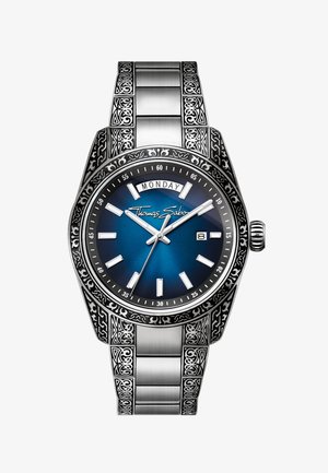 Orologio da polso argento con quadrante blu, visualizzazione di giorno e data, lunetta e bracciale incisi con motivo, marchio Thomas Sabo sul quadrante.