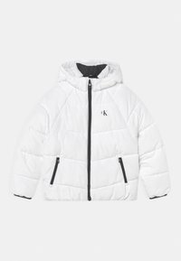 Bílá prošívaná bunda s kapucí, vybaven�á černými zipy a decentním výšivkou loga. Prošívaný design s hladkou, lesklou texturou.