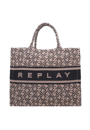Rektangulær beige og sort stofpose med korte håndtag og gentagende "R" mønster, med "REPLAY" i store bogstaver på en sort stribe.