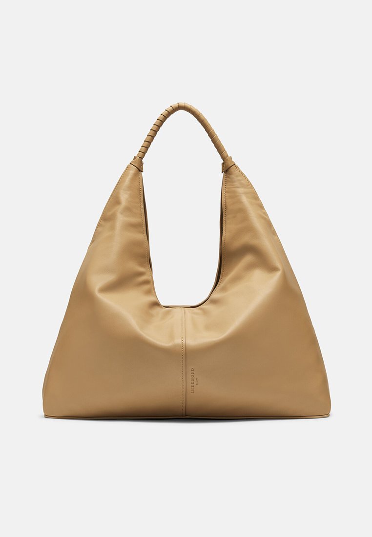 Tan leren schoudertas met een gebogen vorm en een opvallende open bovenkant. Voorzien van een gevlochten handvat en minimalistische ontwerpelementen.