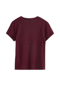 Rød og marineblå stribet kortærmet t-shirt, lavet af blødt bomuld, med rund halsudskæring og en afslappet pasform.