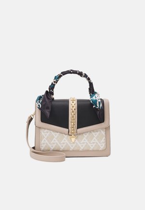 Beige en zwarte handtas met gouden kettingdetails, patroon aan de voorkant, handvat omwikkeld met sjaal, en afneembare schouderriem op witte achtergrond.