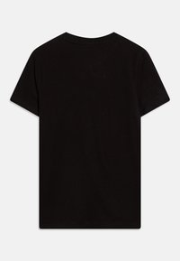 Camiseta negra de manga corta hecha de algodón, con cuello redondo, textura suave y sin patrones ni gráficos visibles en la parte posterior.