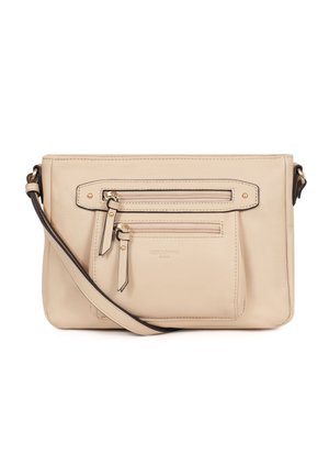 Beżowa skórzana torba na ramię z dwoma przednimi kieszeniami na zamek, złotymi okuciami i regulowanym paskiem na ramię.