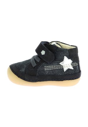 Bottines en daim marine avec accent étoile argenté, sangle Velcro et lacets gris ; semelle en caoutchouc beige arrondie avec des détails de couture subtils.