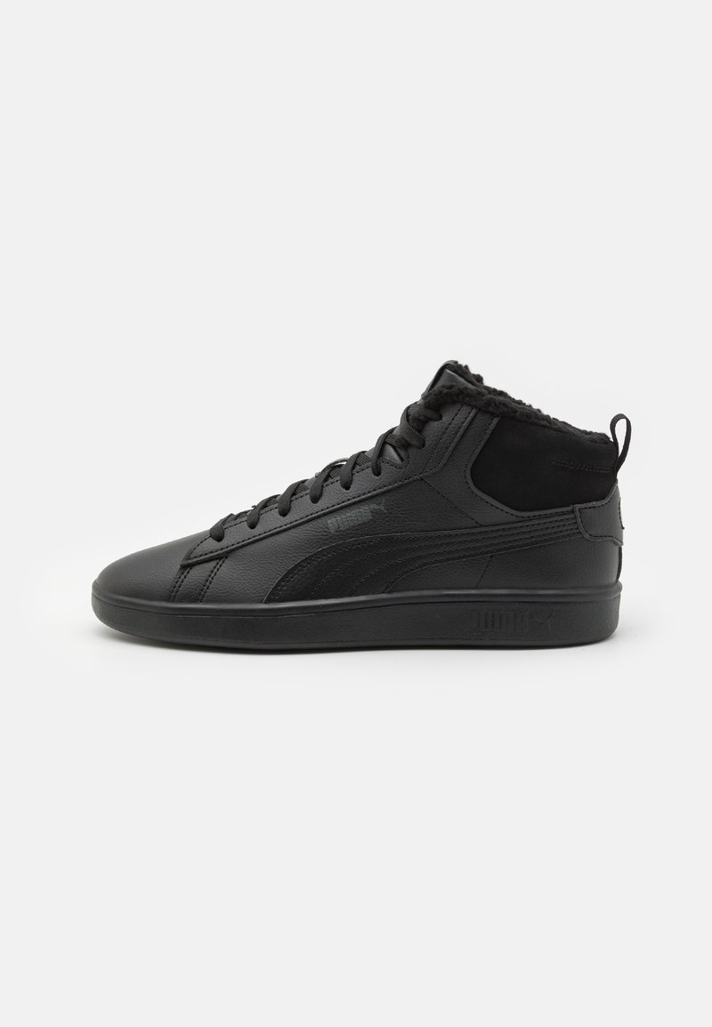 Adidași negri tip glezna din piele, cu un material superior texturat, vârful rotund, sistem de închidere cu șireturi și guler căptușit cu fleece.