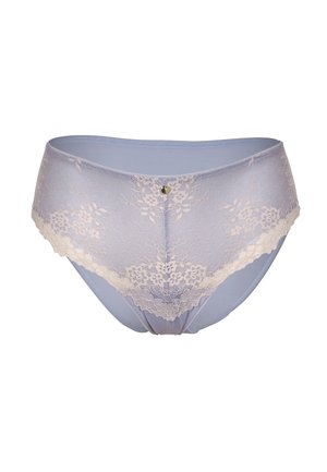 Slip da donna viola chiaro con sovrapposizione in pizzo floreale e bordatura in pizzo smerlato, con un piccolo ciondolo a forma di cuore centrale.