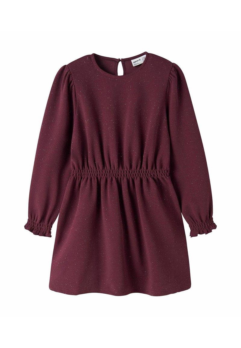 Robe bordeaux à manches longues avec un col rond, une taille smockée, des poignets élastiqués et une texture délicate à pois. Fermeture au dos en forme de keyhole.