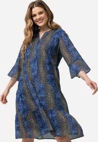 Sininen ja beige kuvioitu mekko, kevyt kangas, jossa on nappilista, levenevät hihat ja kerrostettu helmasuunnittelu.