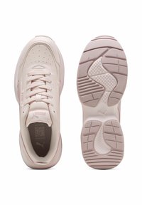 Sneaker rosa chiaro con tomaia in pelle liscia, dettagli perforati, lacci piatti e suola in gomma testurizzata. Logo PUMA sulla linguetta.