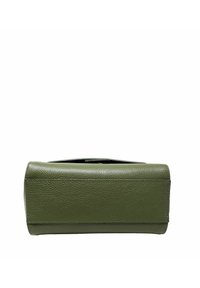Borsa a tracolla verde in pelle con forma rettangolare, superficie testurizzata e design minimalista. Chiusura a pattina con dettagli di cucitura sottili.