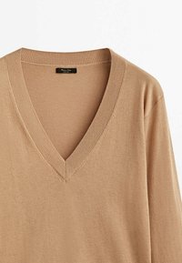 Pull marron clair à col en V avec col côtelé et manches longues, présenté sur fond blanc.