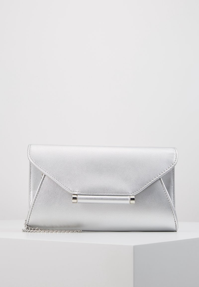 Clutch metálico plateado con diseño de solapa, que presenta un acento de varilla y una correa de cadena. Textura suave, detalles de costura mínimos.