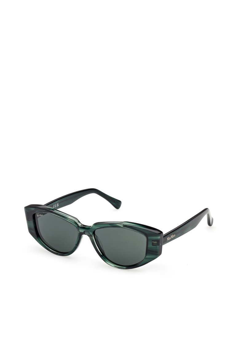 Occhiali da sole verdi con montatura angolare e oversize. Realizzati in plastica lucida con lenti scure e un design elegante. Contrassegnati con un logo di marca.