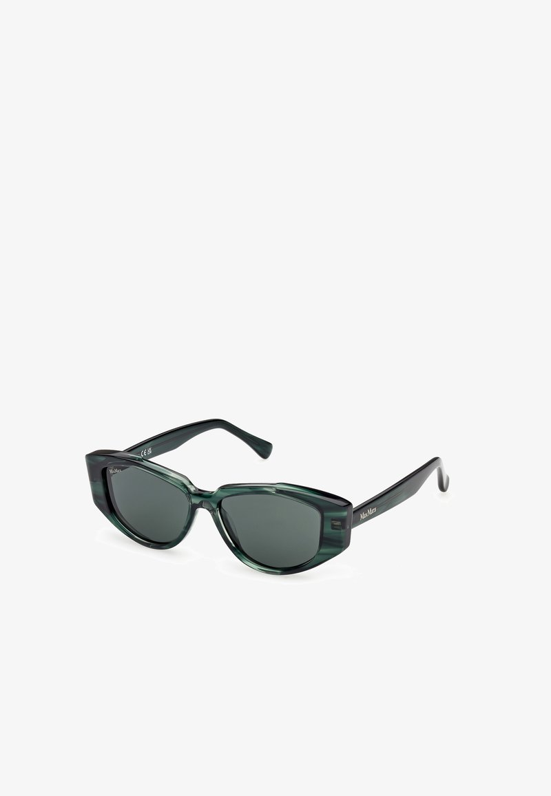 Ochelari de soare cu nuanță verde, cu rame supradimensionate și unghiulare. Realizați din plastic lucios, cu lentile întunecate și un design elegant. Marcati cu un logo de brand.