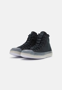 Schwarze High-Top-Sneaker mit einem strukturierten Stoff-Obermaterial, runder Zehenkappe und transparenter Gummisohle. Metallösen und flache Schnürsenkel.