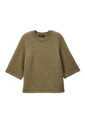 Pull en laine brun tricoté avec un col rond et des manches larges à trois quarts, posé à plat sur un fond blanc.