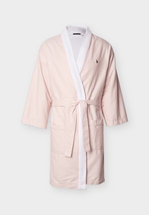 Peignoir en coton rayé rose clair avec col châle blanc, deux poches avant, ceinture à la taille et petit logo brodé sur la poitrine.