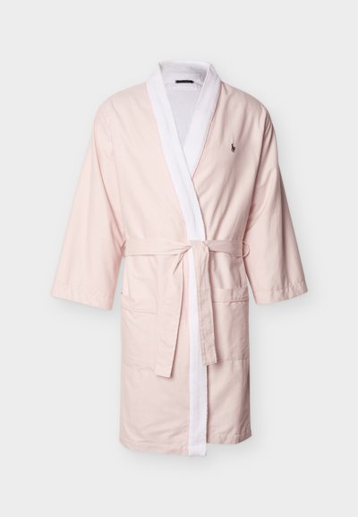 Ανοιχτό ροζ ριγέ βαμβακερή ρόμπα μπάνιου με λευκή γιακά σαλαμάνδρα, δύο μπροστινές τσέπες, ζώνη μέσης και μικρό κεντητό λογότυπο στο στήθος.