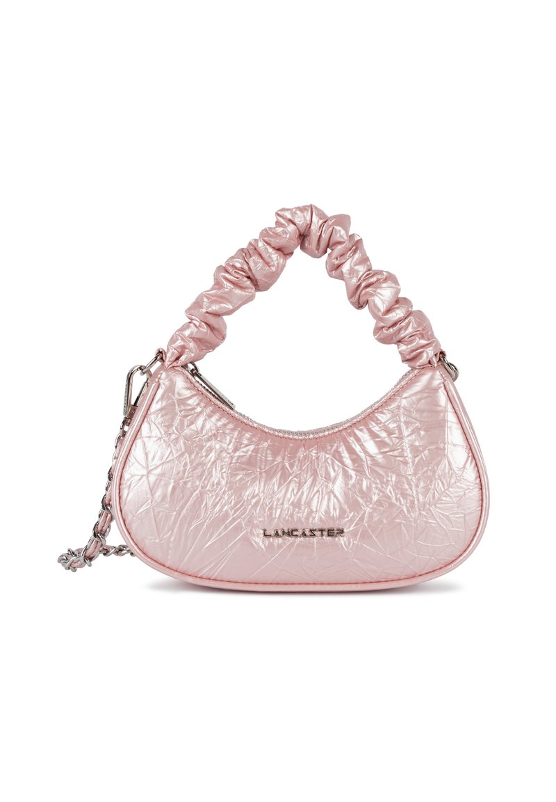 Borsa sintetica rosa con pieghe, dalla forma arrotondata, manico elasticizzato, accessori in argento e dettaglio del logo sul davanti. Inclusa una tracolla a catena.
