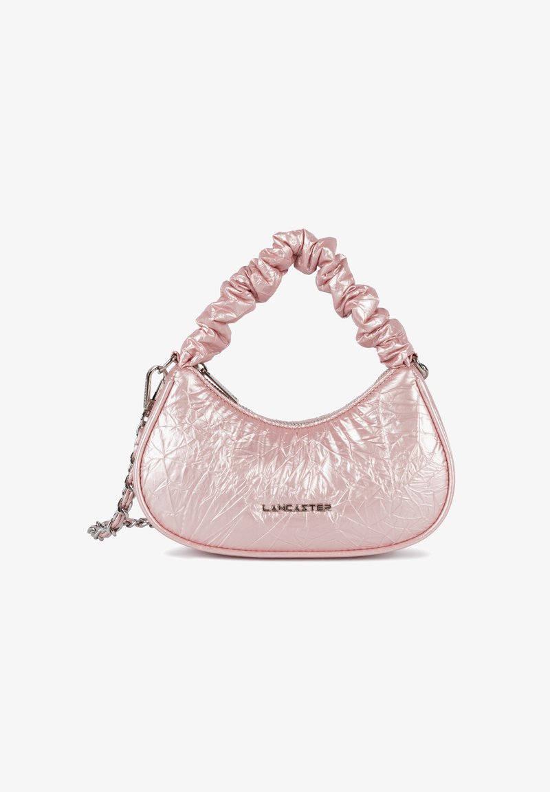Borsa sintetica rosa con pieghe, dalla forma arrotondata, manico elasticizzato, accessori in argento e dettaglio del logo sul davanti. Inclusa una tracolla a catena.